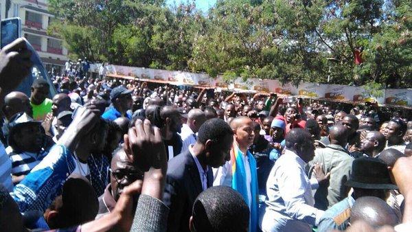 Drapeau de la RDC sur le cou, Moïse Katumbi entouré de ses partisans en train de se rendre au Palais de la Justice de Lubumbashi. Ph. Droits tiers.