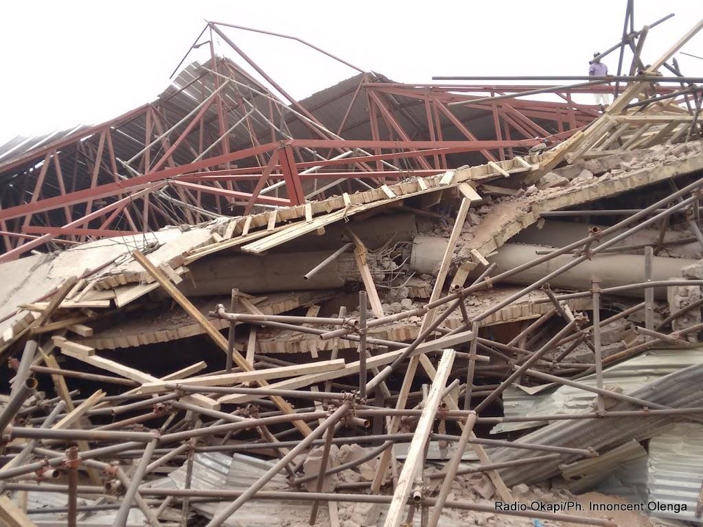Un immeuble de cinq niveaux en construction s’écroule dans la commune de Kasa-Vubu à Kinshasa. Radio Okapi. Ph/Innoncent Olenga