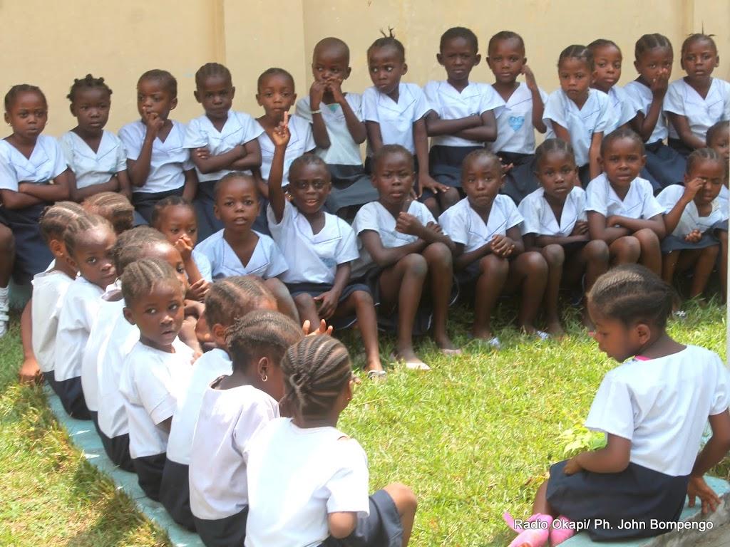 Des élèves du lycée Bolingani le 1/10/2012 dans la commune de Kintambo à Kinshasa, le jour de l’élection du comité d’élèves. Radio Okapi/ Ph. John Bompengo