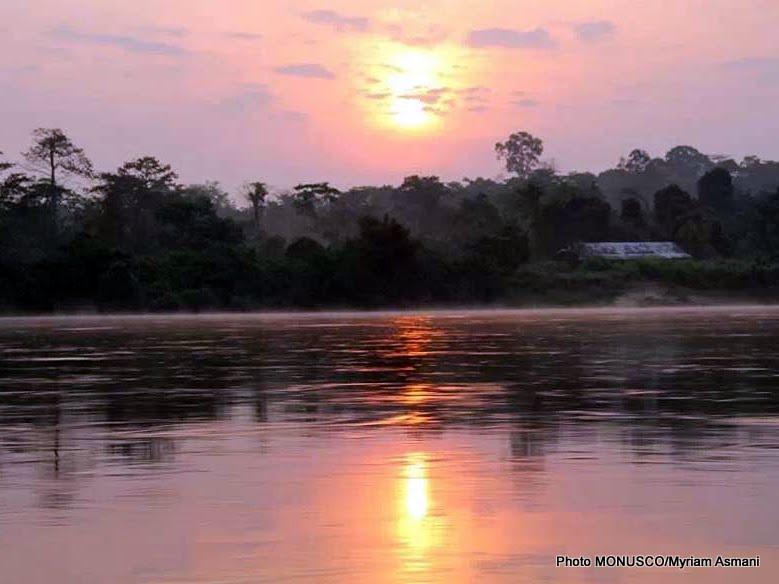 Coucher du soleil sur la rivière Kwilu, dans la ville de Kikwit. Photo MONUSCO/Myriam Asmani