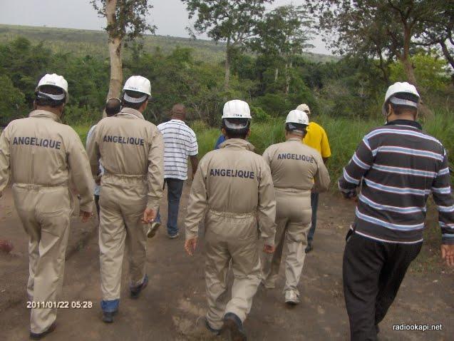 Des inénieurs et technicien Indiens à la visitent du chute de Kakobola au Bas-Ndundu, 22/01/2011.
