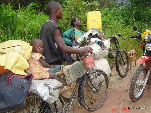Une famille fuyant l’insécurité à Mitwaba (Photo caritasdev.cd)