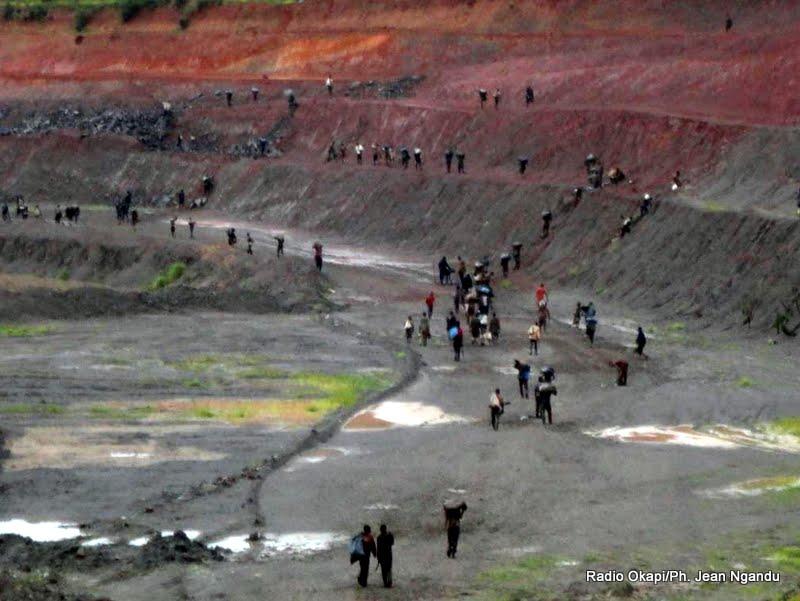 Des creuseurs clandestins dans une mine de cuivre de la Chemaf à Lubumbashi (Décembre 2012)