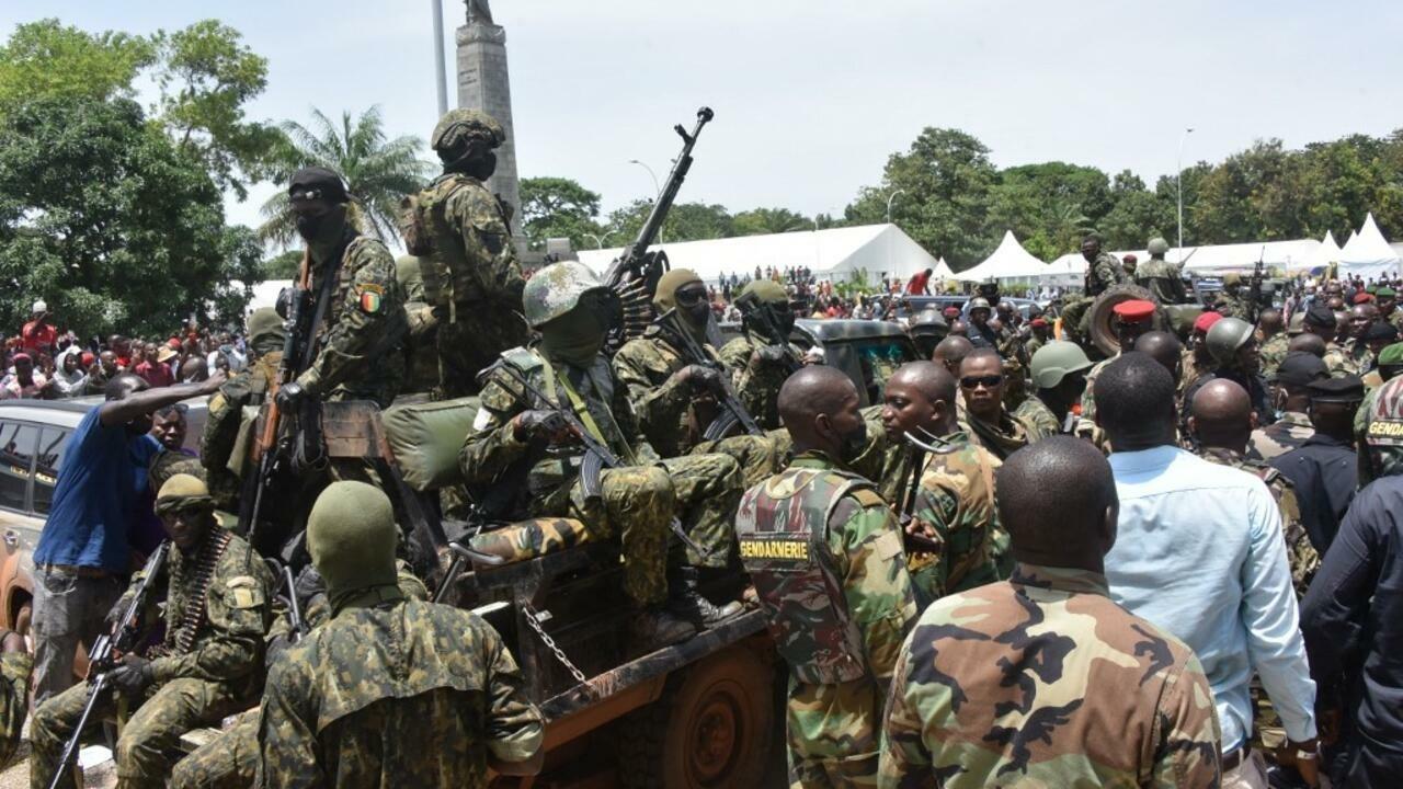 The Guinean Special Forces arrive at the Palace of the People in Conakry on September 6, 2021, ahead of a meeting with the Ministers of the Ex-President of Guinea, Alpha Conde. – Guinean special forces seized power in a coup on September 5, 2021 arresting the president Alpha Conde and imposing an indefinite curfew in the west African country. »We have decided, after having taken the president, to dissolve the constitution, » said a uniformed officer flanked by soldiers toting assault rifles in a video sent to AFP. (Photo by CELLOU BINANI / AFP)