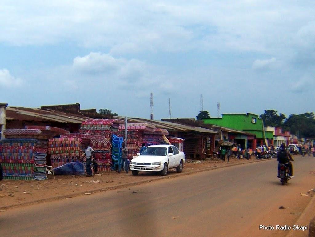 Un acheteur vérifie les prix des matelas devant le marché central de Beni (Nord-Kivu), 13/11/2016. Ph. Radio Okapi/Freddy Lufulwabo