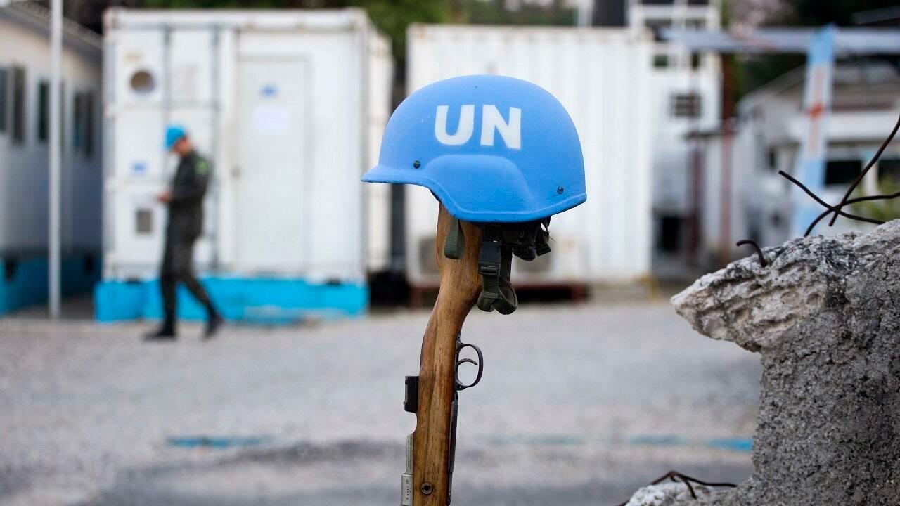 This Feb. 22, 2017 photo shows a U.N. peacekeeper’s blue helmet balanced on a weapon in Port-au-Prince, Haiti. « We have a secure and stable environment, » said Col. Luis Antonio Ferreira Marques Ramos, deputy commander of the Brazilian peacekeeper contingent in Haiti. « The important thing is to leave in a good way. » (AP Photo/Dieu Nalio Chery)