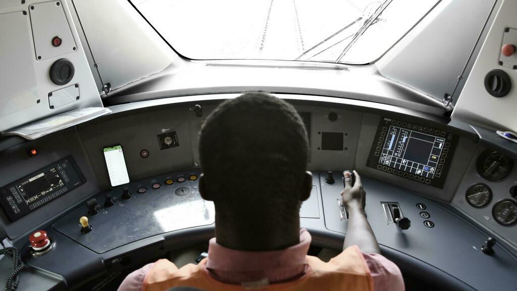 the train driver Momar Diop Sidib in his cabin on December 22, 2021 during the tests. Senegal, which is preparing to inaugurate its first regional express train by its head of state on 27. 12. 2021