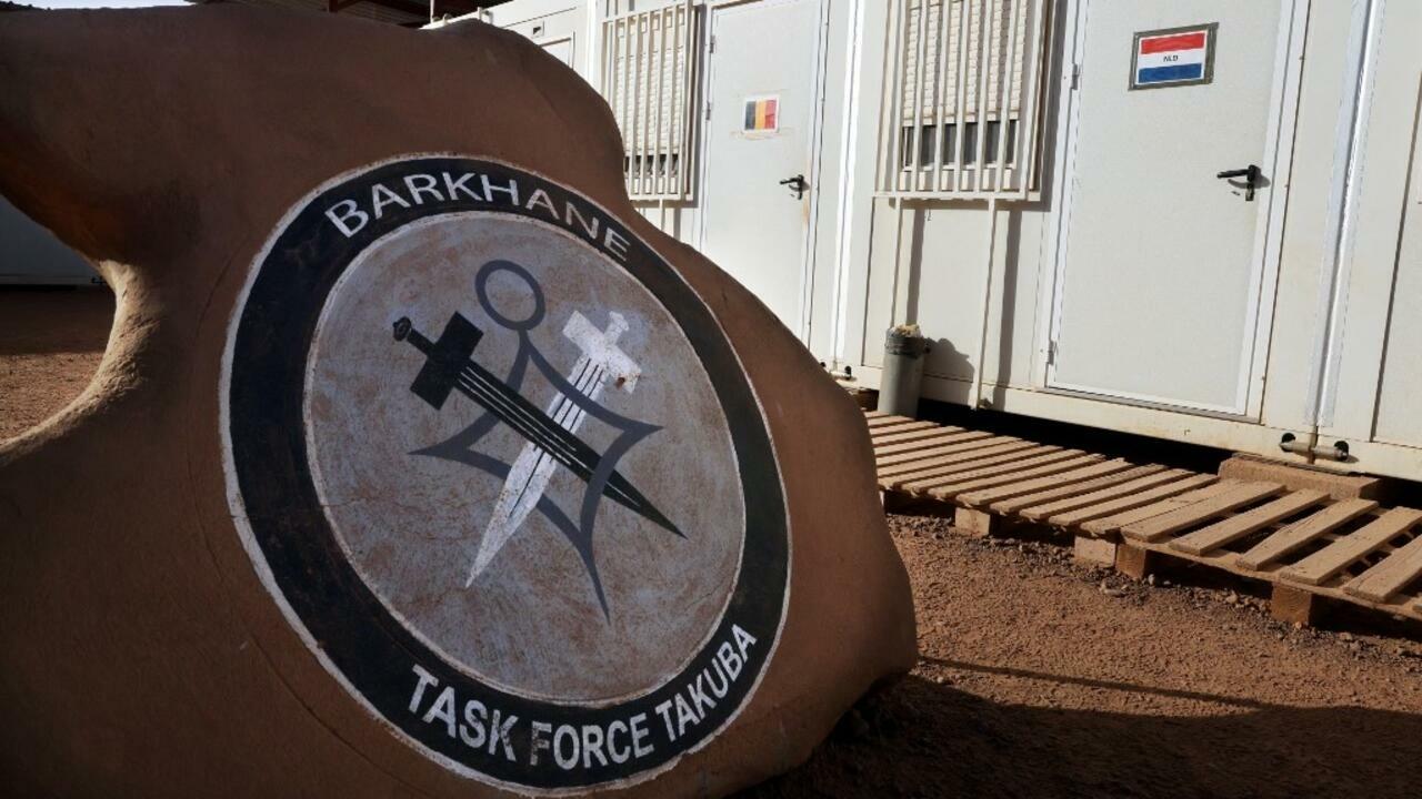 This photograph taken on December 7, 2021 shows the France-led special operations logo for the new Task Force Takuba, a multinational military mission in sub-Saharan Africas troubled Sahel region, in the Mali’s Menaka army base. – The Takuba taskforce in Mali, a special European unit designed to help the west African country’s army battle jihadists.Around 10 other countries including the Czech Republic, Estonia and Sweden have provided soldiers to the taskforce, which aims to play a central role in the fight against jihadists in the Sahel region after the French military scales down its presence.Military forces have for nearly a decade been battling jihadist insurgents in the Sahel, an arid and volatile region that stretches across Africa south of the Sahara desert and spans half a dozen countries.France wants Takuba — which numbers only 600 troops currently, half of them French — to take over more responsibilities from the 5,100 soldiers in France’s Barkhane operation, who have been battling Islamist groups in the Sahel for eight years. (Photo by Thomas COEX / AFP)