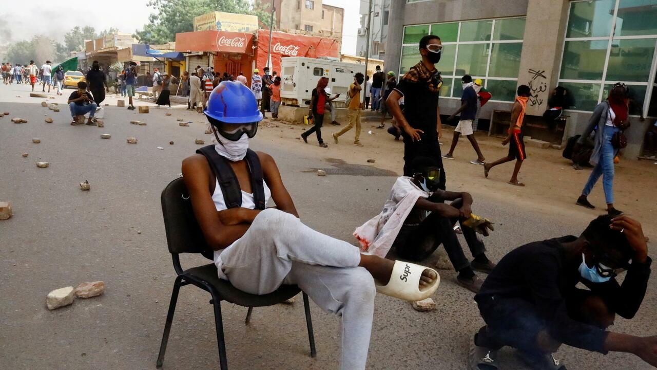 FILE PHOTO: Protesters march during a rally against the country’s military rulers in Khartoum, Sudan, May 19, 2022. REUTERS/El Tayeb Siddig/File Photo