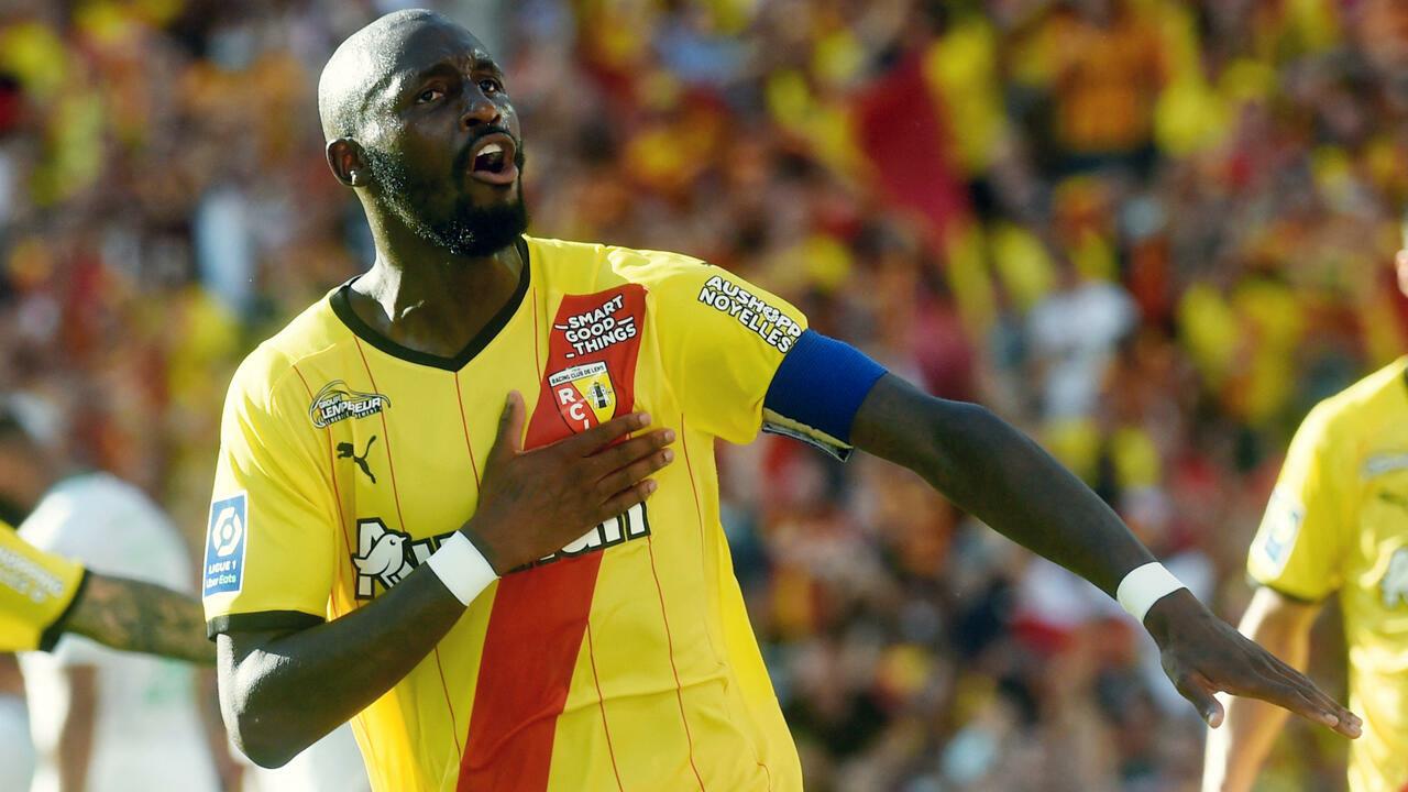 Lens’ French midfielder Seko Fofana celebrates after scoring during the French L1 football match between Lens and Saint-Etienne at the Bollaert Stadium in Lens, on August 15, 2021. (Photo by FRANCOIS LO PRESTI / AFP)