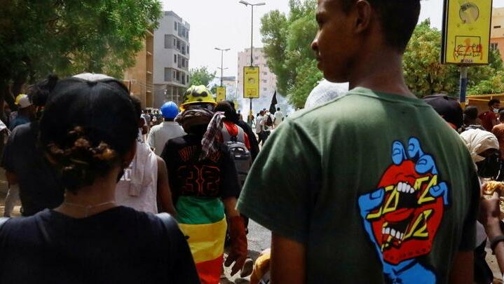 FILE PHOTO: Protesters march during a rally against the country’s military rulers in Khartoum, Sudan, May 19, 2022. REUTERS/El Tayeb Siddig/File Photo