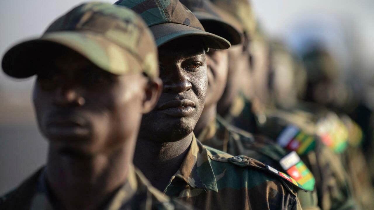 Togolese soldiers arrive at the airport on January 17, 2013, in Bamako. Forty Togolese soldiers arrived in Mali today, the first of those pledged by African nations to back a French-led offensive against Islamist rebels. West African troops have promised more than 3,000 soldiers to back Operation Serval, launched on January 11. AFP PHOTO / FRED DUFOUR (Photo by FRED DUFOUR / AFP)