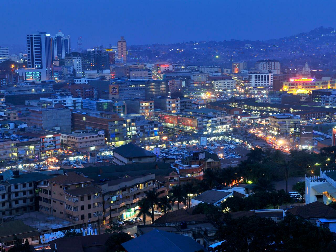 Kampala is the largest city and capital of Uganda. The forward-looking city is also known as the capital of the pearl of Africa. Traditionally, Kampala was a city of seven hills, but over time it has come to have a lot more. Modern buildings have sprung up all over the city. Nowadays Kampala is one of Africa’s fastest growing cities. Uganda is the country with the strongest economic growth until 2020, mainly remarkable in the upper class.