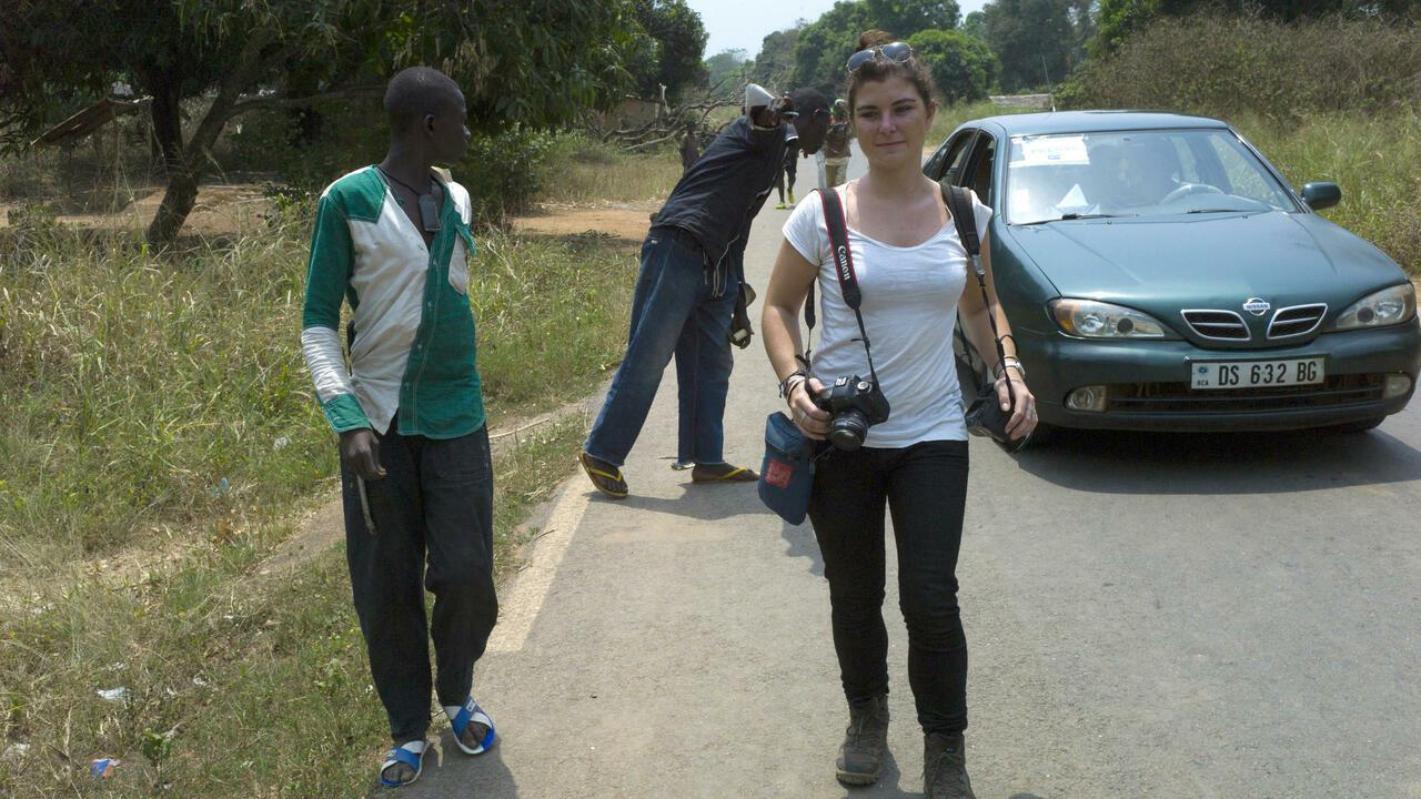 Picture taken in Damara, 70km north from Bangui, on February, 21, 2014 of French journalist Camille Lepage. French journalist Camille Lepage, 26, has been killed while on a reporting assignment in Central African Republic, French President Francois Hollande said on May 13, 2014 in a statement, vowing to make every effort to shed light on the murder. « The body of Miss Lepage was found by a patrol of Sangaris troops while checking a vehicle driven by anti-Balaka militia in the region of Bouar » in west of the country, it said, referring to militamen from the mainly Christian vigilante group. AFP PHOTO / FRED DUFOUR