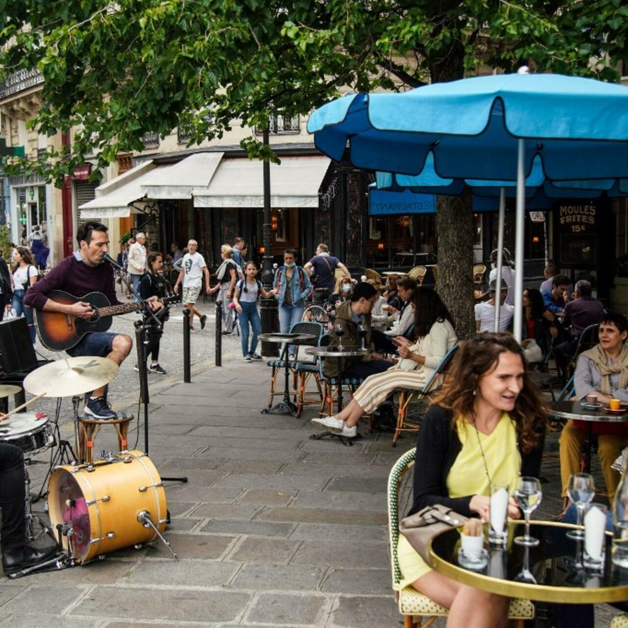 A band plays music in the streets of Paris in front of a restaurant during the French midsummer Festival of Music « Fete de la musique » , on June 21, 2020, as France eases lockdown measures taken to curb the spread of the COVID-19 (the novel coronavirus). (Photo by ABDULMONAM EASSA / AFP)