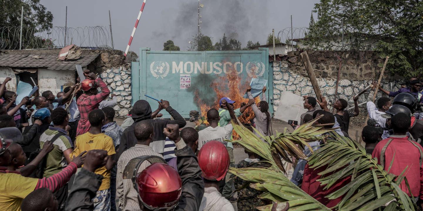 Protesters set fire in front of United Nations Mission for the Stabilisation of Congo (MONUSCO) Headquarters in Goma, on July 25, 2022. – Protesters stormed a United Nations base in the eastern Congolese city of Goma on Monday, an AFP journalist said, demanding the departure of peacekeepers from the region. Hundreds of people blocked roads and chanted anti-UN slogans before storming the headquarters of the UN peacekeeping mission in Goma, as well as a logistical base on the outskirts of the city. (Photo by GLODY MURHABAZI / AFP)